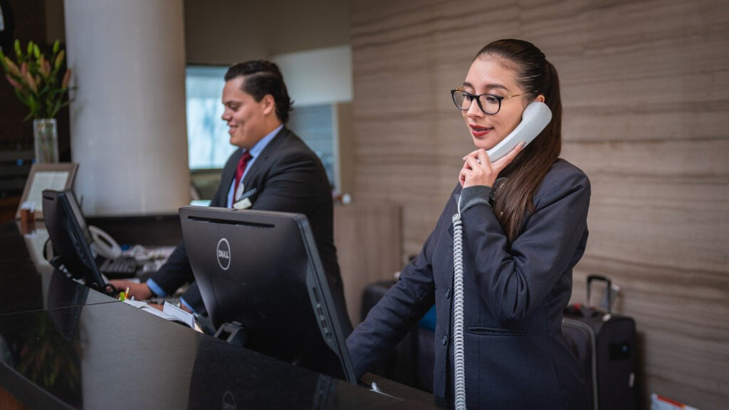 Externaliser l'accueil téléphonique de votre hôtel pour optimiser vos réservations